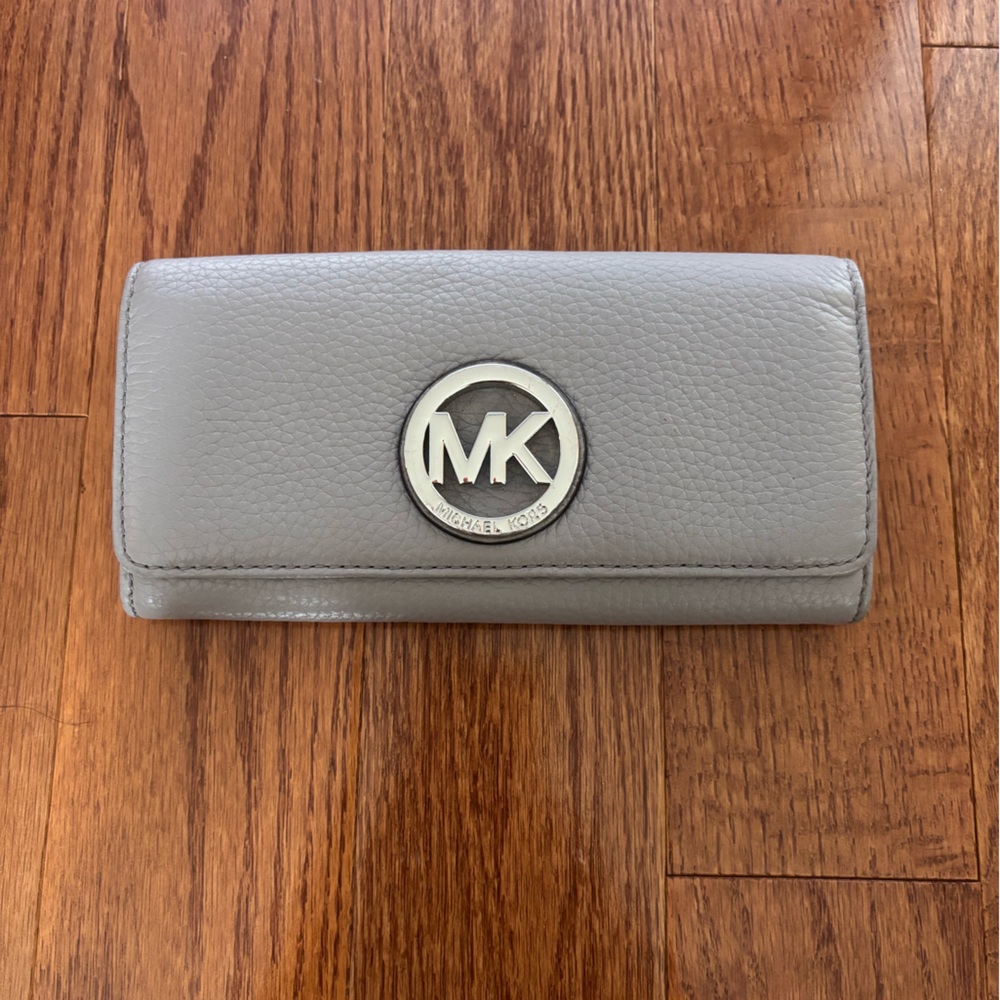 Michael Kors Gray Wallet Sleek and Functional
